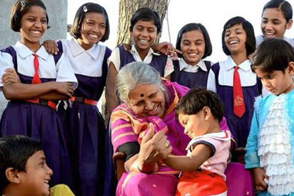 CM assures Sindhutai Sapkal of special permission for her orphanage