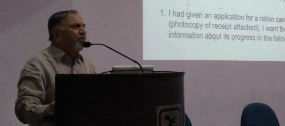 Shailesh Gandhi explains basics of RTI to students of Vaze College