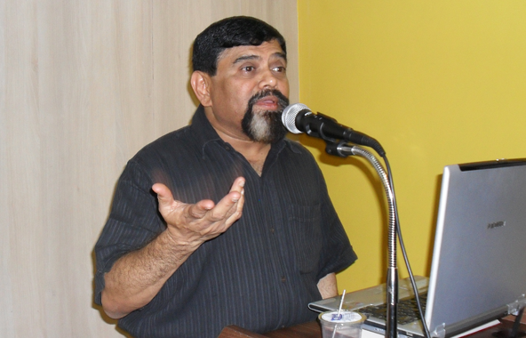 Book discussion (in Marathi) by Mr Achyut Godbole