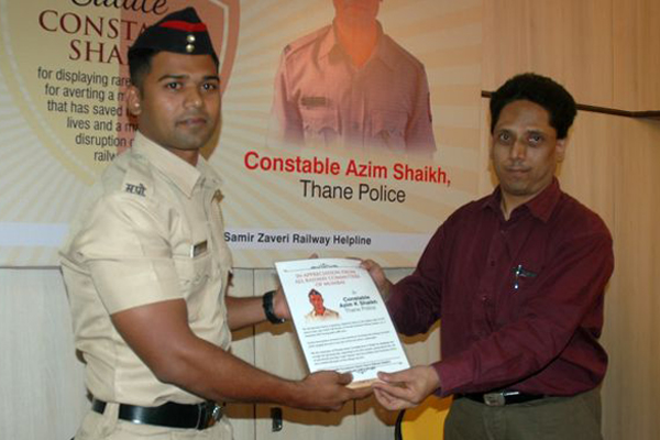 Moneylife Foundation felicitates Constable Azim Shaikh for preventing a railway catastrophe