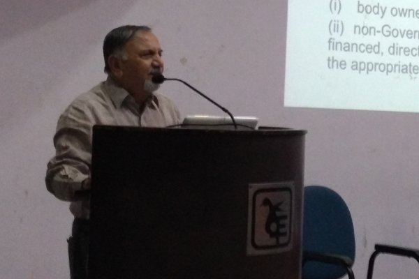 Shailesh Gandhi explains basics of RTI to students of Vaze College